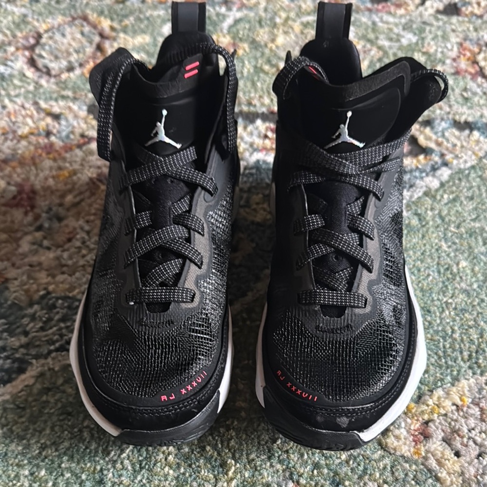 JORDAN XXXVII (GS) BOYS BASKETBALL SHOE IN SZ 3.5 Y…LIKE NEW!!! - Picture 2 of 5